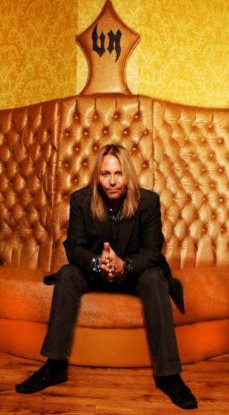 02 Vince Neil in gold room